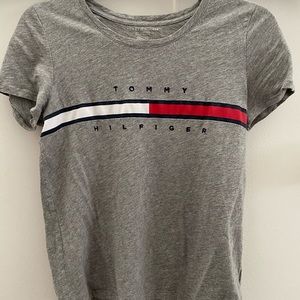 grey tommy hilfiger t-shirt